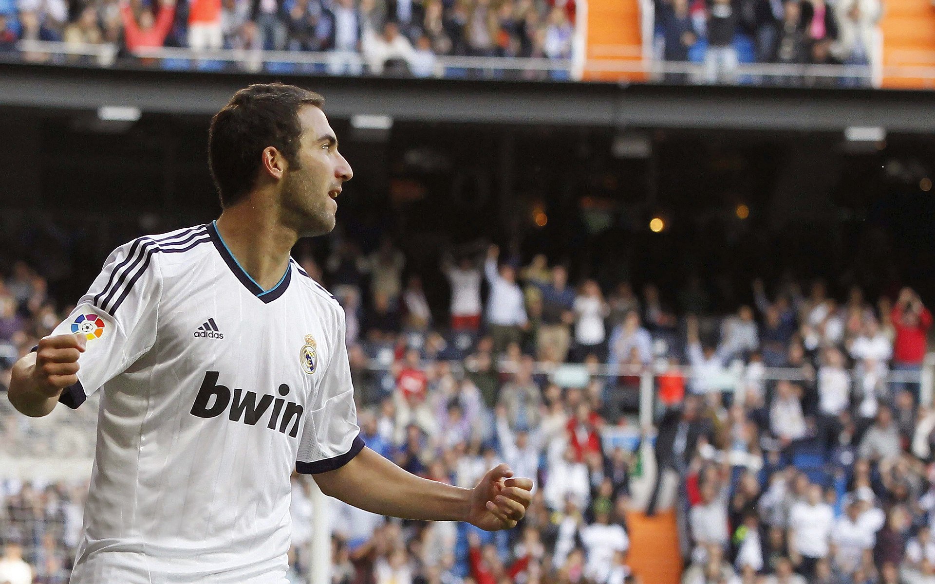 F1街道赛之夜，劳塔罗关键进球定乾坤，速度与荣耀的交响